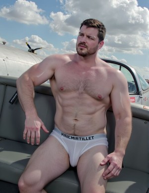 Músculos. Piloto militar de la OTAN, tipo nórdico y muy musculoso, se ha desnudado quedándose solo en calzoncillo blanco frente a uno de los aviones en la base de Rota para una foto.