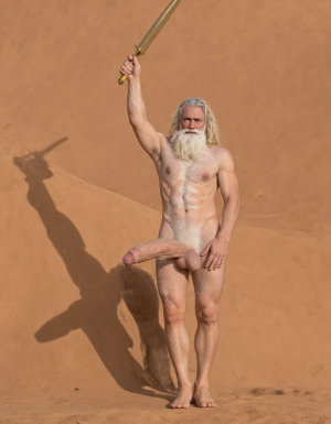 Enrique es un hombre muy delgado de 50 años, tiene cabello largo con canas blancas, tiene barba blanca abundante y larga. Está totalmente desnudo, en sus manos lleva una espada de oro alzada hacia el cielo. Tiene un cuerpo muy delgado con músculos marcados y definidos. 💪🏼. Tiene un pene erecto de 36,8 cm de longitud y 7,9 cm de diámetro. Tiene mucho vello corporal blanco que cubre su pecho brazos y piernas. Está en la arena del desierto entre grandes dunas de arena color terracota. Tiene la piel morena bronceada por el Sol. 