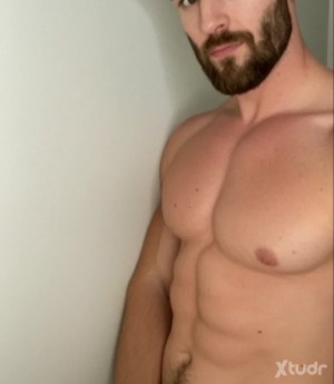 Xtudr - poweliftting: Looking for submissive vers top athletic. No bottoms 100%