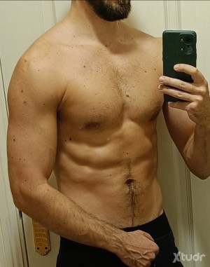 Xtudr - TiedMadrid: Sub o Dom. Versátil.
Con el chico adecuado, estoy abierto a todo: desde sexo vainilla hasta lo más kinky.
Kinks favorito...