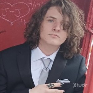 Xtudr - ezie: I’m a total nerd I like video games anime and card games like yugioh Pokemon and digimon