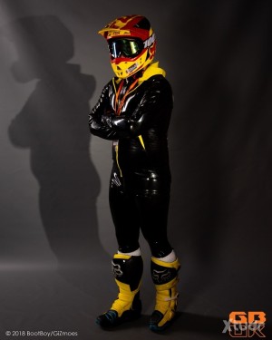 Xtudr - cocko: Fan of rubber and bondage. I like to sweat.