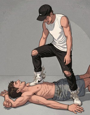 Un hombre musculoso con camiseta blanca sin mangas, gorra negra, pantalones negros rotos y zapatillas blancas pisa con firmeza el abdomen de otro hombre tumbado boca arriba en el suelo, creando una escena de dominación física con estética de ilustración erótica y tensión corporal. El hombre del suelo está sin camiseta, con pantalón vaquero corto, brazos extendidos y expresión de esfuerzo o sumisión mientras su torso definido queda bajo la suela de la zapatilla. El fondo gris, simple y sin distracciones, concentra la atención en los cuerpos, la postura dominante, el contacto del pie sobre el pecho y abdomen, y el contraste entre fuerza, control y vulnerabilidad.