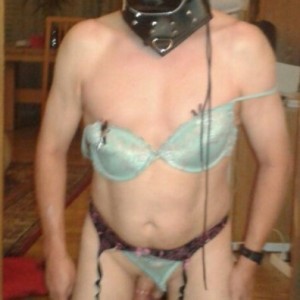 Xtudr - perritosumiso: At your feet, Dominant men, with your permission, I introduce myself, my name is Paca, I'm 57 years old and I live in...