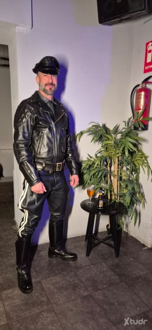 Xtudr - Leathermasterdom: Pregunta si deseas saber. Leatherman busco exclavos domésticos, sumisos para servirme, limpieza de mi cuero, bueno...