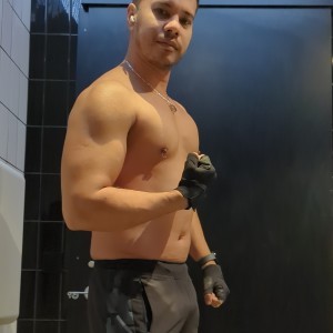 Xtudr - Aldebaran: Getting into the bdsm world and wanting to have a good Dominant man to train me.