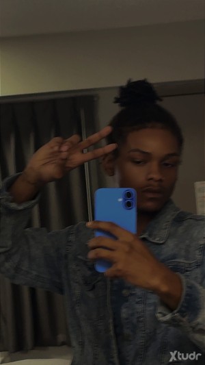 Xtudr - Deemarrii: 👀4 A COO ROOMMATE WHO CAN HOST MY DOG AND I 4 A WHILE UNTIL I GET MY OWN SPOT .DONT DRIVE.CONSISTENT FWB COO BUT HMU LETS...