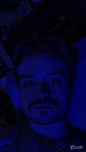 Xtudr - whyteboi33: looking for hookups and or fun time 

