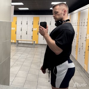 Xtudr - Henry01: My name is Henry, I'm 26 years old, I live in London, and I'm looking for a top man.