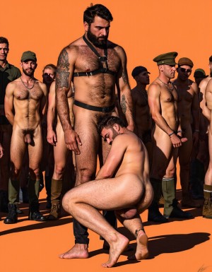Dibujo realista. Amo barbudo tatuado e hiper masculino, muy musculoso pero muy delgado, con arnés. Tiene un gran pene erecto. Lleva gorra militar y lleva anillos en los pezones, Un esclavo de rodillas. Respeta la forma y la proporción del cuerpo y se fiel a la forma real sin distorsiones. Fondo de color ocre con hombres militares desnudos con sus penes a la vista del espectador y con los reflejos de las sombras de los cuerpos del amo y el esclavo. El amo y el esclavo tienen pene de 40 cm de longitud y 7 cm de diámetro.