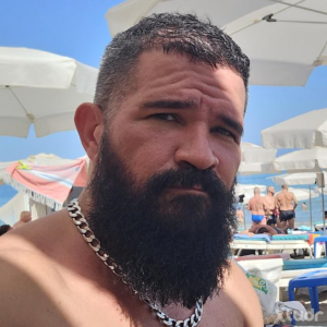 Xtudr - tur: Barba. Masculino. Me van los tíos peludos y con barba. 
Por favor, BUSCO HOMBRES, me van los tíos masculinos, mientras mas alej...
