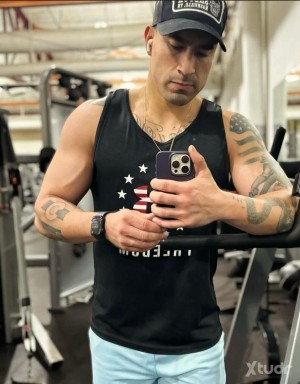 Xtudr - Bombzaway: I am single and gay and a switch guy looking for either a master or a slave or a switch guy for long term relationship in...