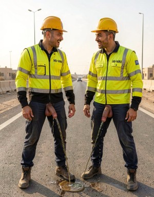 Dos trabajadores de carretera vestido con ropa HI-VIS meando, se les ve claramente la polla y como sale la orina, a luz refleja el chorro de orina, se miran excitados, arabes...same image but the cock in this place, las pollas en su sitio, anatomicamente, imagen realista, las polla no en el ommbligo, polla en su sitio , no sonrien