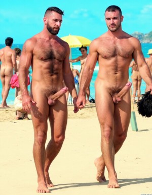 Solo hombres desnudos musculosos. Tiene pene erecto de 50 cm de longitud y 8 cm de diámetro. Dibujos tipo KAKE de Tom Tom of Finland.
((Kake Comics)). António tiene un pene de 50 cm de longitud y 8 cm de diámetro. Juan tiene músculos muy definidos y tiene mucho vello. Están caminando. Fondo de una playa con mar precioso y fondo de hombres desnudos jugando con pelotas.