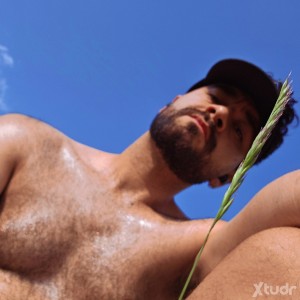 Xtudr - HairySlave: I'm looking for a dominant man or a partner who shares the same tastes, a dominant man to belong to and serve, a dominan...