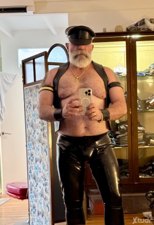 Xtudr - Masterpacs: Master looking for a permanent slave 
Eager to please and obey 
Total control 