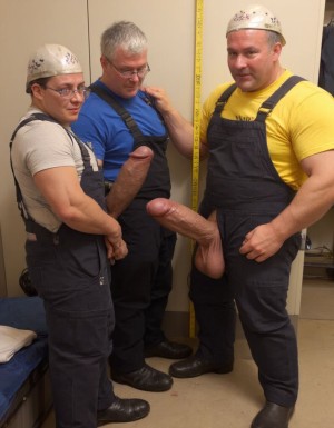 Varios operarios maduros en el vesturario, con sus monos de trabajo, exhiben sus rabos erectos jugando a comprarlos y ver quién lo tiene más grande, son descomunales, Se ven los penes visibles y sus expresiones de asombro. 