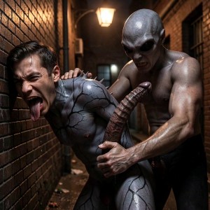 Un hombre con la piel gris agrietada, apoyado contra una pared de ladrillo en un callejón oscuro, aparece gritando con la lengua fuera y expresión de dolor o terror mientras una criatura humanoide alienígena, calva, de piel brillante y ojos negros, lo sujeta por los hombros desde atrás. La escena tiene un tono de terror y ciencia ficción, con iluminación tenue de farola, paredes de ladrillo, suelo sucio y ambiente urbano nocturno. La criatura exhibe un pene grande y rugoso colocado contra la zona trasera del hombre, creando una imagen explícita de agresión sexual ficticia, violenta e inquietante, con énfasis en el miedo, la dominación física y la atmósfera claustrofóbica del callejón.