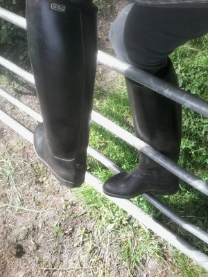 Xtudr - Cuero-Boot: Lover of boots and leather gloves, and latex, looking for similar.
