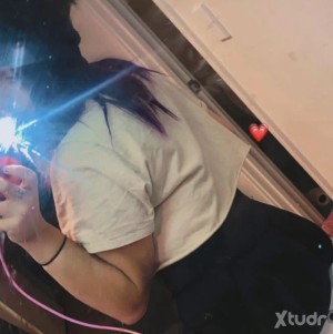 Xtudr - mickeycountry23: 23 pure country chick im single ready to mingle, into guys or women don’t mind. Hookups/ dates/ anything 😏😉 when I ...