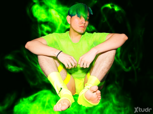 Xtudr - KenjiYuki: Me encantan los pies y los pezones.
Jalo a todo.