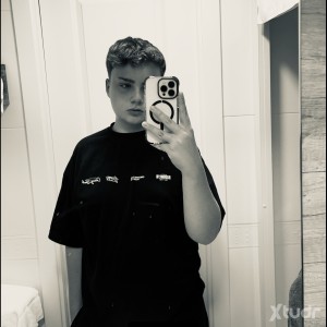 Xtudr - 4gu2ryam: Esperándote en la cama papi