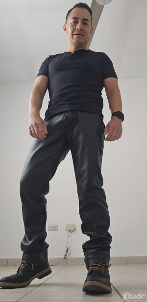 Xtudr - Ltherslave: Esclavo fetichsita del cuero latex  leather, uniformados principalmente militares y policías, sexo sucio, lame botas, ol...
