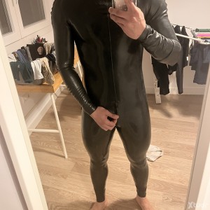 Xtudr - esclavorubber: Young and handsome slender brunette.