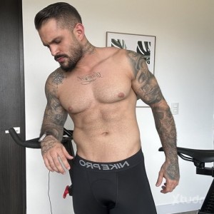 Xtudr - j4o3tnnc: I’m a dominant top and I can be bottom as well  I’m into taking control on my submissive bottoms 