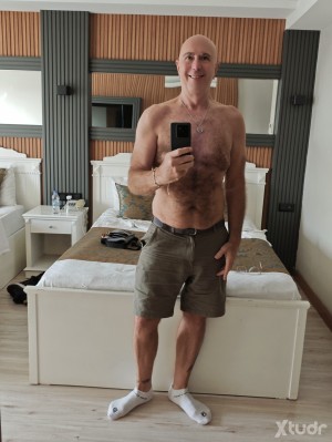 Xtudr - AmoCabrónMaduroMad: I'm looking for a submissive young man between 24 and 45 in Madrid. Guys who take care of themselves and are int...