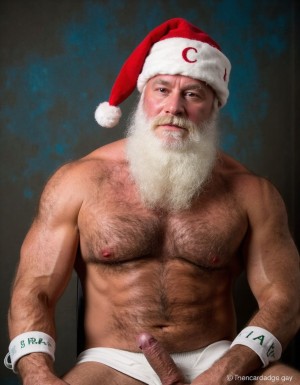 La Navidad. Papá Noel es un hombre de 40 años, atleta, está delgado y tiene músculos marcados y definidos, es muy varonil, tiene barba blanca abundante. Solo tiene el gorro de papá Noel porque está totalmente desnudo enseñando su musculatura de atleta y bronceada, tiene mucho vello blanco que cubre sus músculos pectorales y el abdomen y también en sus piernas. Tiene sandalias blancas en sus pies. Barba abundante blanca de papá Noel. Es el Papá Noel del año 2025, con mucha alegría y mucho sexo gay. Aspecto muy masculino salvaje. Pene erecto de 20cm de longitud y 8cm de diámetro. Abundante vello blanco por todo el cuerpo.