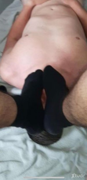 Xtudr - cbonlou: Quiero estar a los pies del amo. 
Translation: I want to be at the feet of the master.