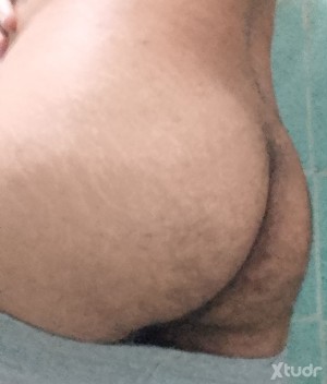 Xtudr - 9b4qvr7n: Gordito trigueño algo velludo cabello negro ojos marrones. 