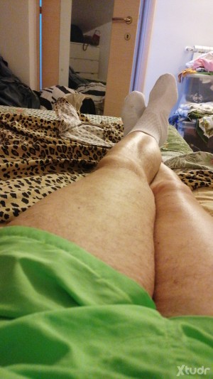 Xtudr - bisexuel: I'm a heterosexual bisexual dominant man who loves female feet and trans women.