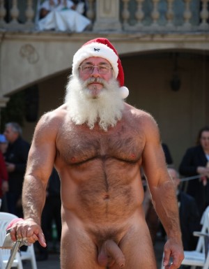 La Navidad. Papá Noel es un hombre de 40 años, atleta, está delgado y tiene músculos marcados y definidos, es muy varonil, tiene barba blanca abundante. Solo tiene el gorro de papá Noel porque está totalmente desnudo enseñando su musculatura de atleta y bronceada, tiene mucho vello blanco que cubre sus músculos pectorales y el abdomen y también en sus piernas. Tiene sandalias blancas en sus pies. Barba abundante blanca de papá Noel. Es el Papá Noel del año 2025, con mucha alegría y mucho sexo gay. Aspecto muy masculino salvaje. Pene erecto de 20cm de longitud y 8cm de diámetro. Abundante vello blanco por todo el cuerpo.