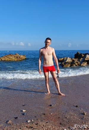 Xtudr - IntrovertitPas92: - CATALÀ -
Necessito un tio dominant, amb caràcter, cabronet i, en el fons, tendre. 
Sí, cabró i tendre, poder con...