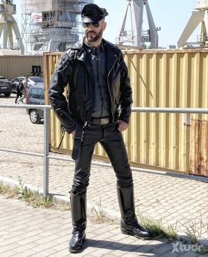 Xtudr - Leathermasterdom: I sell worn socks: ask for more info
I sell rubber mask for dominant man: ask for more info