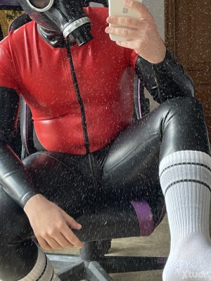 Xtudr - Brubberlover: Just another weirdo who likes rubber and leather.
Ask me I have a really clear vision of everything.
I want to be resp...