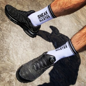 Xtudr - Amozapasbcn: Amo zapero busca esclavos a los que humillar bajo mis pies, usarlos de felpudo, alfombra, trampling, limpies mis zapas,...