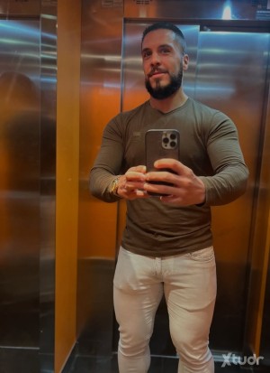 Xtudr - Cigarsmiguel: Severe dominant man looking to expand my list of submissives and share them alone or in an orgy with a theme.