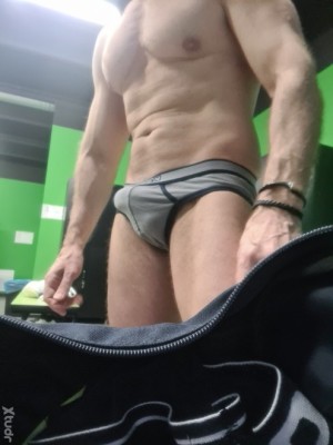 Xtudr - Runner_it: Muscled Italian bisexual 