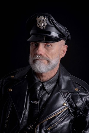 Xtudr - MusclesCigarFFPig: 59 year old French Top Muscle Guy