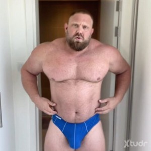 Xtudr - bigchriss: Looking for a submissive slave and a partner, text me if you are interested. Also if you want to hookup. I am available, ...
