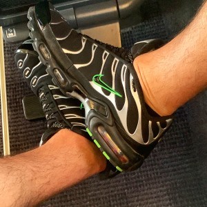 Xtudr - Amozapasbcn: Amo zapero busca esclavos a los que humillar bajo mis pies, usarlos de felpudo, alfombra, trampling, limpies mis zapas,...