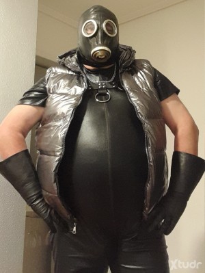 Xtudr - cueroboy7: Male active uncle without feathers. I'm into leather and sportswear, you can see me in the photos. In Barcelona from 3 to...