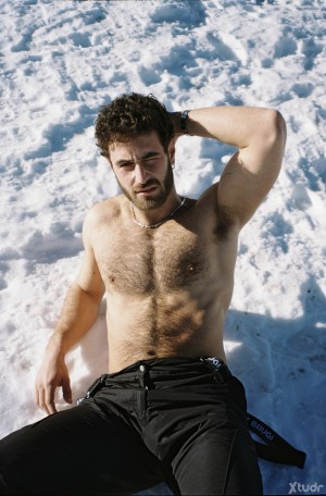 Xtudr - swarm: I'm looking for a submissive: financial, domestic, who likes to lick, at my service.