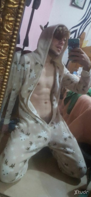 Xtudr - Slap: Dominant slender man looking for submissive who enjoys humiliation, slaps, foot fetish... and more. Shoe size 43. 
The photos ...