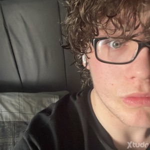 Xtudr - lookingforfunn: I like to game and sleep! 😂 I love cats and I’m also busy time to time but always down for fun hmu x