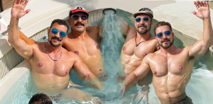 Imagen basada en hechos reales, Etarko (centro derecha) en el jacuzzi del crucero Rhapsody of the Waves, en la planta superior del barco en la zona de encuentro de los gays, está con su amigo Jaime (centro izquierda) alias 