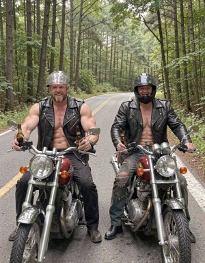 tres hombres musculosos semidesnudos, de aspecto agresivo, malotes macarras, con los  penes visibles, torsos desnudos, con trajes  de cuero de motoristas parcialmente quitados, mostrando pechos y abdómenes hipermusculosos, sentados en sus motos, cascos y botellas de cerveza en sus manos, el fondo una carretera secundaria perdida en un bosque. 